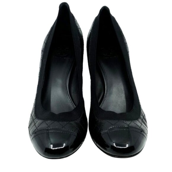 TORY BURCH~Carrie~QUILTED BLACK LEATHER CAP TOE PUMPS SHOES GOLD LOGO 10 - Picture 3 of 7
